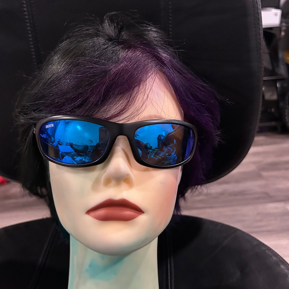 Blue Polarized Sunglasses see flaw on lens